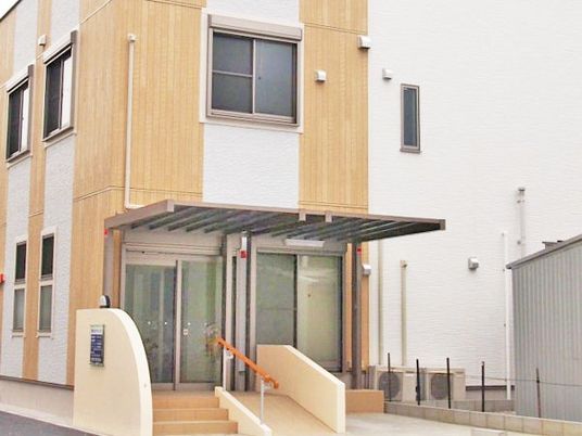 建物正面の入口  