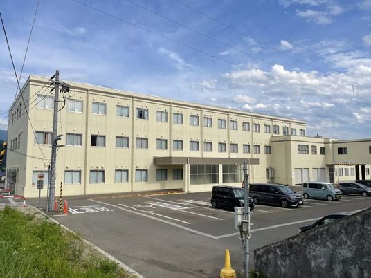 外観の建物と駐車場  