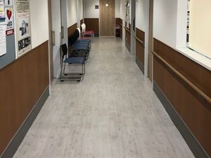 椅子が並ぶ廊下  