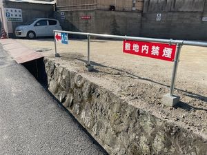 敷地入口の駐車場  