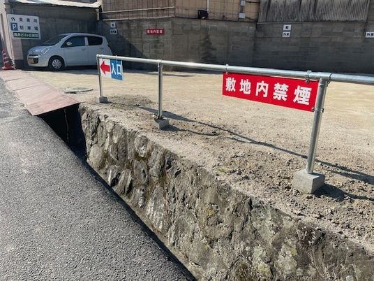 敷地入口の駐車場  