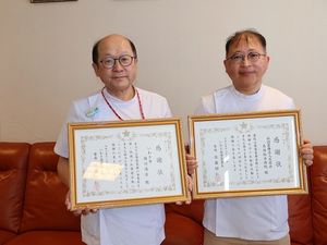 表彰状を持つ職員スタッフイメージ  