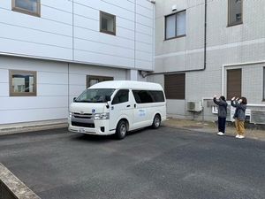 送迎車のある外観  