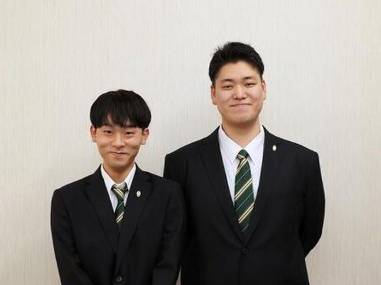 制服姿の男性2人が並ぶスタッフイメージ  
