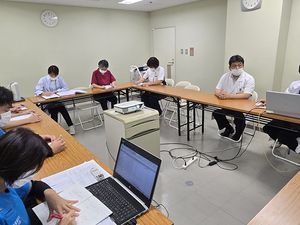 会議室で打ち合わせをする職員  
