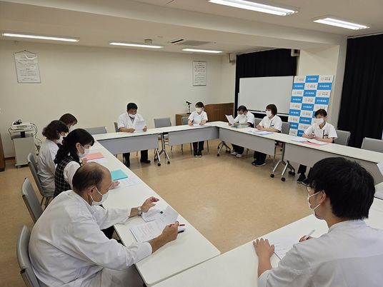 研修中の会議室  