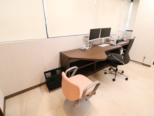機能訓練室の作業机  