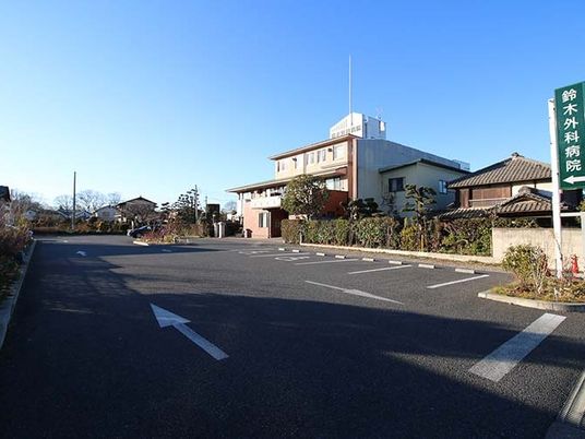 外観と駐車場  