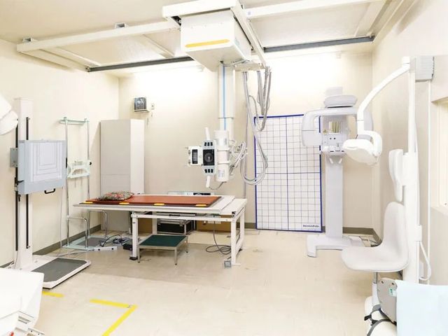 機能訓練室の機器配置 機能訓練室   機器が整えられた明るい空間です。移乗や立ち上がりの練習に使いやすそうです。