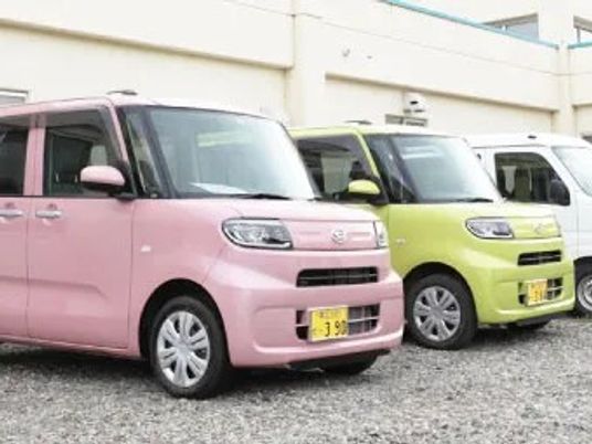 送迎車が並ぶ外観  