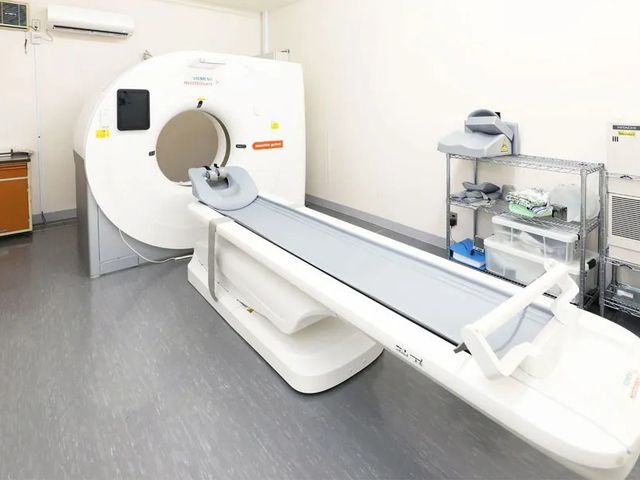 機能訓練室の医療機器 機能訓練室   検査用の装置が置かれた明るい室内です。整理された空間で、利用者の健康管理に関わる環境が見て取れます。
