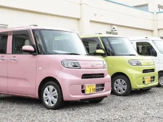 送迎車が並ぶ外観 外観   色違いの送迎車が並んでおり、利用者の送迎対応が整っている様子が伝わります。出入りのしやすさを重視した職場を考える方にも参考になります。