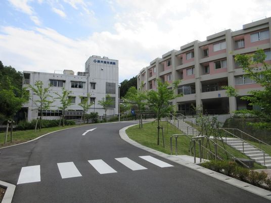 施設外観の坂道  
