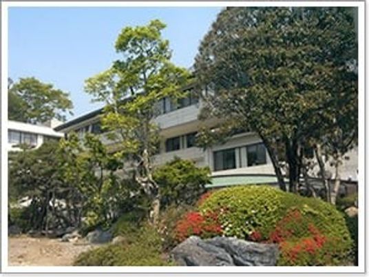 緑に囲まれた建物外観  