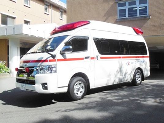 送迎車が停車する外観  