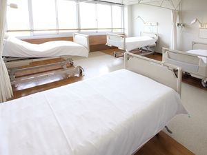 明るい多床室の居室  