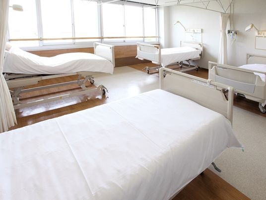明るい多床室の居室  