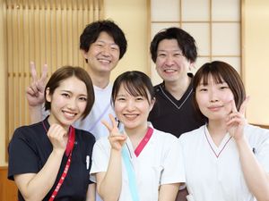 笑顔のスタッフ集合  