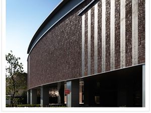 曲線外壁の建物外観  
