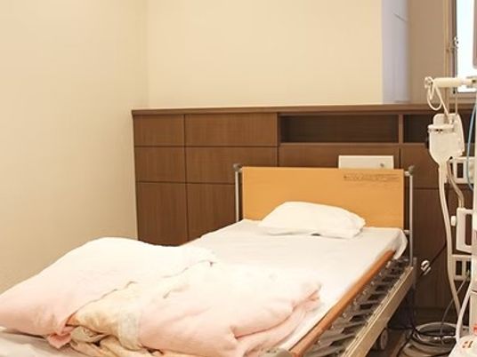 シンプルな居室のベッド  