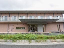 落ち着いた外観の建物