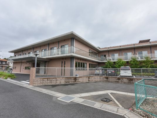 広々とした施設の外観