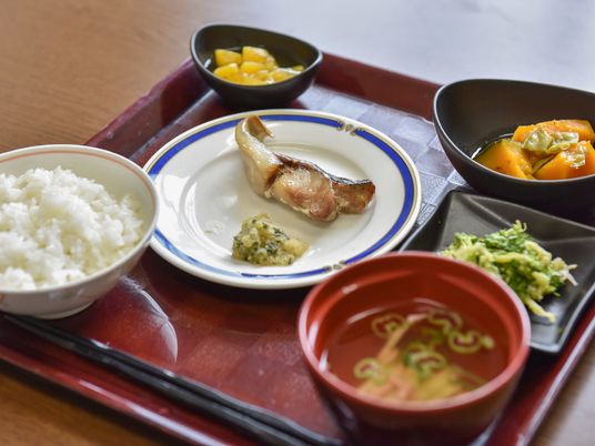 和食を盛り付けた食事膳