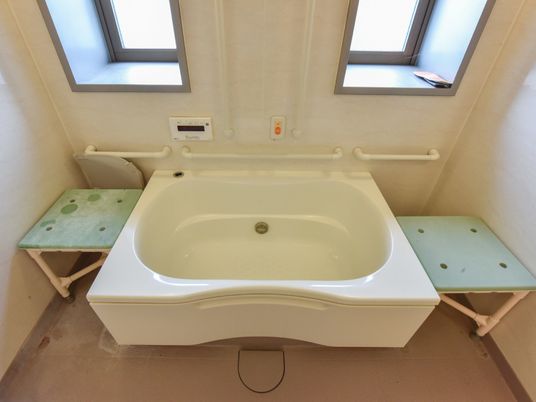 手すり付き浴槽と小窓
