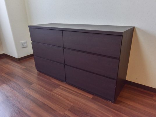 茶色いチェストのある部屋