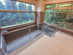 庭に面した明るい浴室