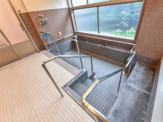 バリアフリー設計の浴室