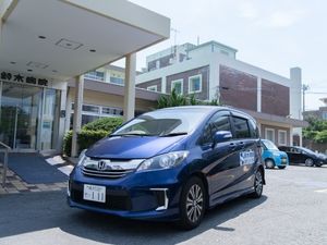 施設の外観と車  