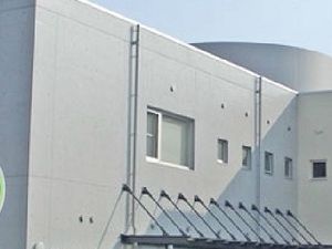 白い外壁の建物外観  