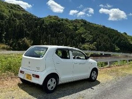 送迎車が停車する外観  