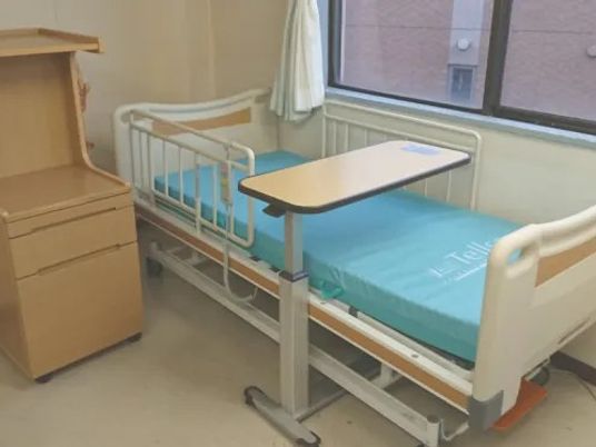 窓際の個室ベッド  