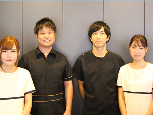 スタッフ4人の集合写真スタッフイメージ  