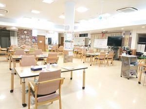 明るく広々とした食堂