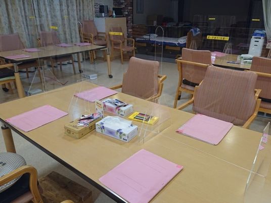 仕切り付き食堂  