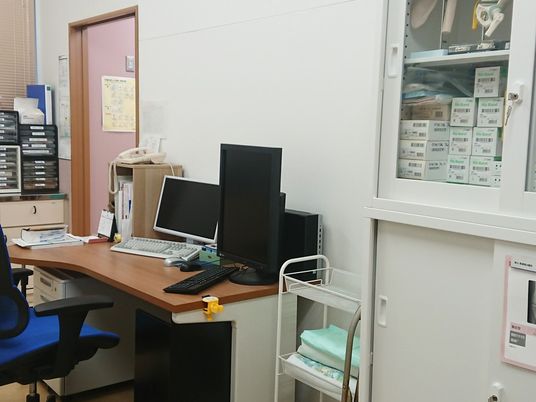 事務机と収納のある部屋  