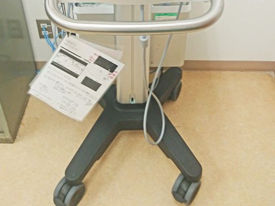 機器の足元が見える廊下  