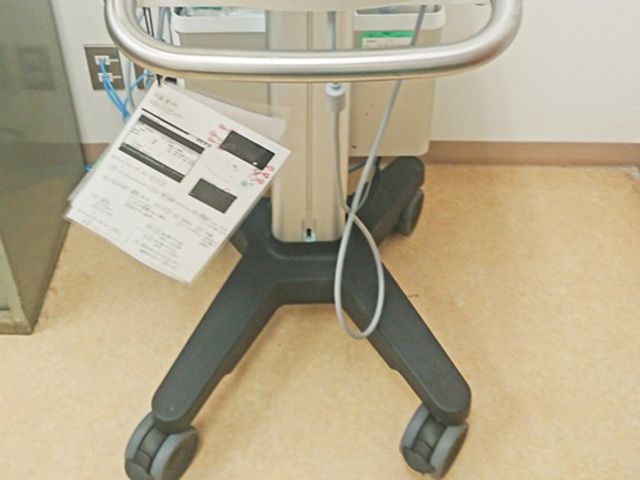 機器の足元が見える廊下 廊下   明るい廊下に機器が置かれており、床は段差の少ないつくりです。移動しやすさを確認しやすい、落ち着いた通路です。