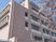 桜に囲まれた建物外観  