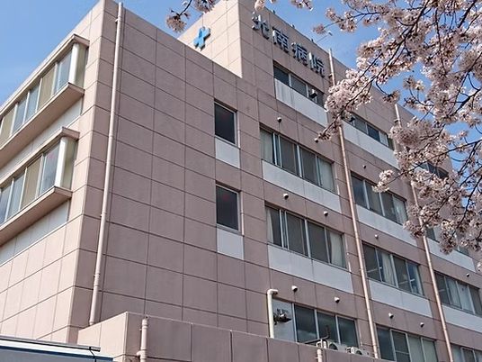 桜に囲まれた建物外観  