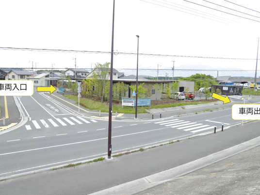 車両出入口のある外観  