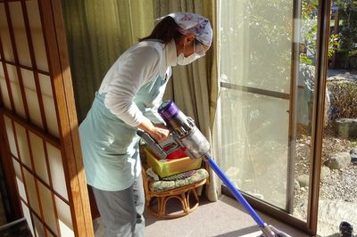 掃除中のスタッフの様子