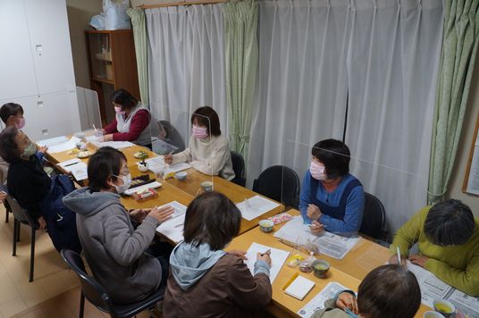 話し合いをする人々の室内