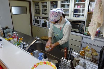 調理をする女性のキッチン