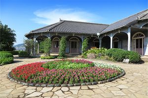 色鮮やかな花壇の庭