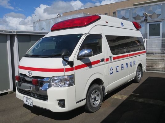 救急車のような車両  