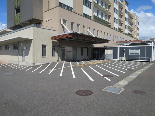 建物前の駐車場  